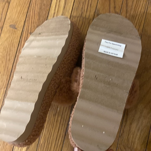 Koolaburra by UGG slippers 🥿 - Picture 3 of 3